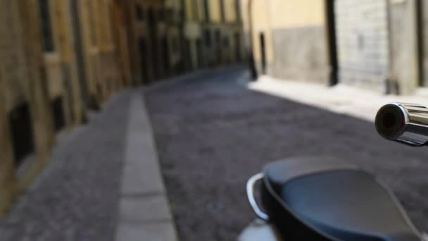 Scooter en la calle en la pequeña ciudad italiana — Vídeos de Stock