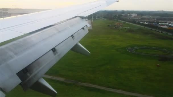 Avión vuela sobre Italia al acercarse a Roma — Vídeo de stock