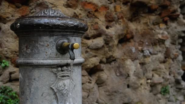 Water kraan in Rome, Italië — Stockvideo