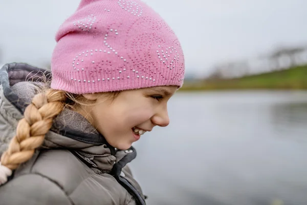 Маленька красива усміхнена дівчинка в рожевому капелюсі — стокове фото