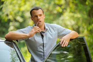 Genç dalgın adam portresi