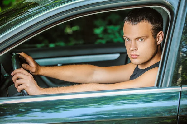 Portret van jonge man rijden auto — Stockfoto