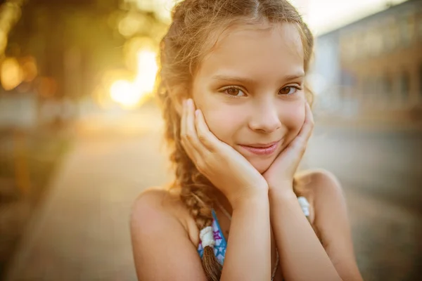 小さな美しい笑顔の女の子のクローズ アップ — ストック写真