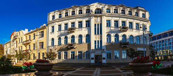 Sowjetisch erbautes Gebäude in Minsk, Weißrussland — Stockfoto