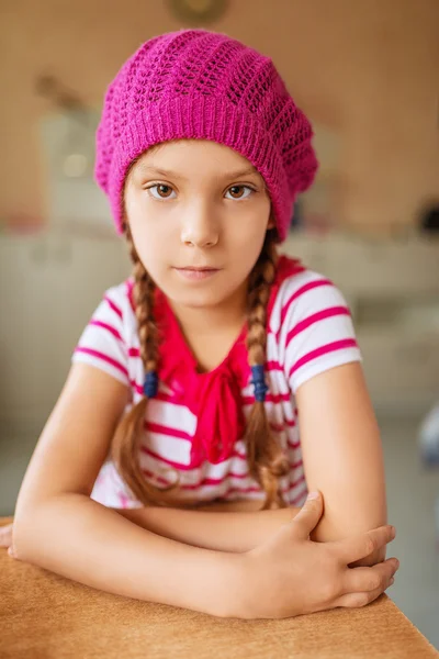 Pequena menina bonita em uma boina vermelha — Fotografia de Stock