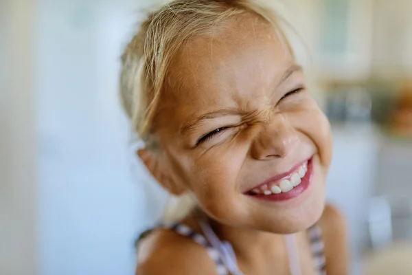 Little beautiful blionde smiling girl poses faces — Stock Photo, Image