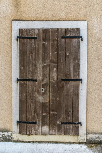 Porta de madeira velha no edifício bonito antigo — Fotografia de Stock