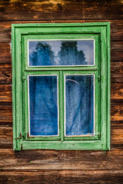 Groot raam in oude houten hut — Stockfoto