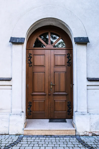 Old wooden door with glass in ancient building — Stock Photo, Image