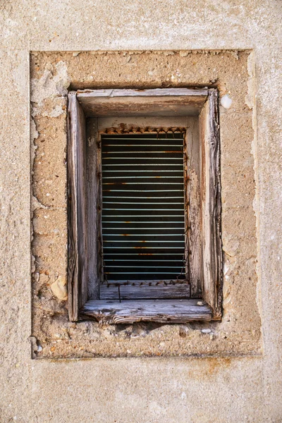 Bir eski bina güzel eski bir pencerede