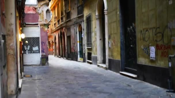 Oude straatjes in Genua, Italië, dicht bij de haven — Stockvideo