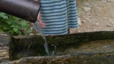 İçme suyu İlkbahardan küçük kız