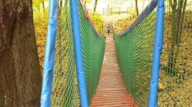 Sonbahar Park uzun ip köprüdeki kız gider