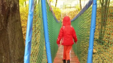 Sonbahar Park uzun ip köprüdeki kız gider