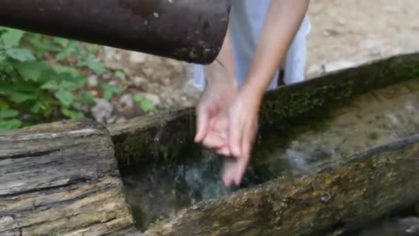 Deux petites filles boire de l'eau de source 
