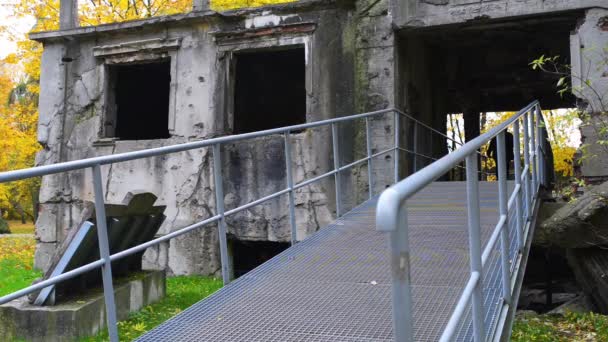 Duas irmãs caminham em Westerplatte, Gdansk — Vídeo de Stock