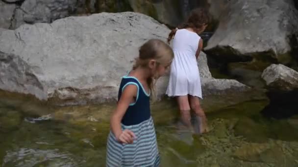 Pequenas meninas caminha em Velika Paklenica, Croácia — Vídeo de Stock