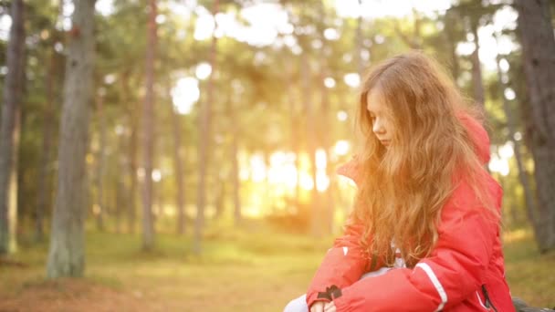 Deux belles petites filles dans le parc de la ville d'automne 