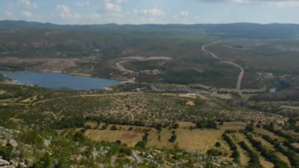 Mooi meisje over Zrmanja in Kroatië — Stockvideo