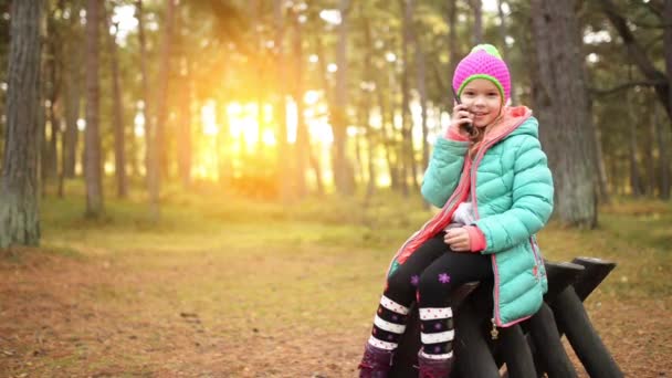 Mooie lachende meisje met mobiele telefoon — Stockvideo