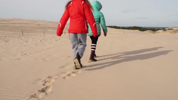 Meisje op de witte zandduinen van Łeba — Stockvideo