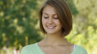 apple ile gülümseyen güzel bir genç kadın