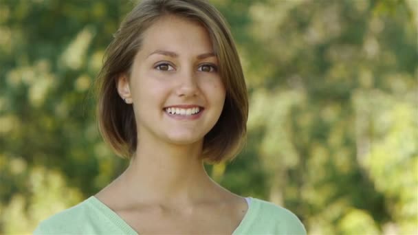 Young woman counts on his fingers and ten — Stock Video