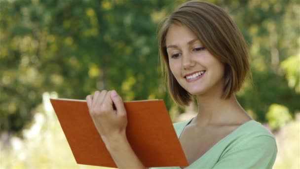 女の子はノートブック内のエントリを作成します。 — ストック動画
