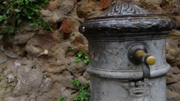 Water faucet in Rome, Italy — Stock Video