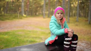 sonbahar Park mavi ceketli küçük kız gülümseyerek