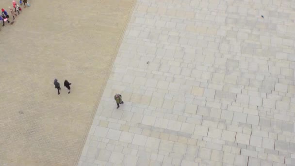 Αεροφωτογραφία των τουριστών περπάτημα — Αρχείο Βίντεο
