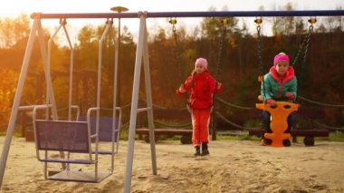 Salıncak üzerinde iki güzel küçük kız