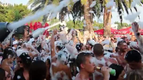 Espuma Festa na praia — Vídeo de Stock