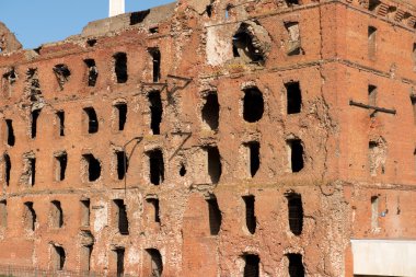 Yıkık kırmızı tuğla fabrikası