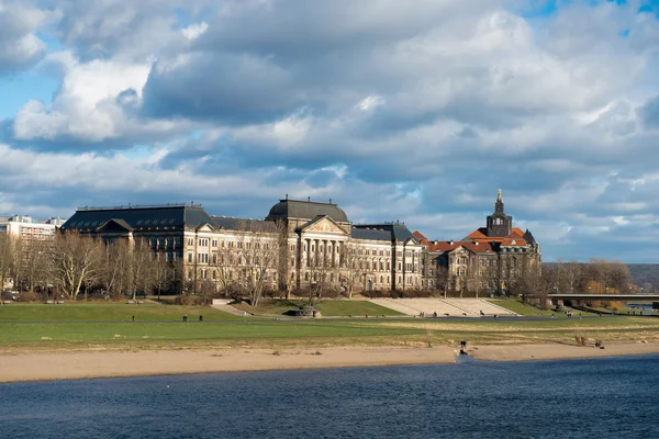 Ministeriet för ekonomi- och saxon statliga chancelleryen byggnader — Stockfoto