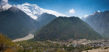 Alt Pisang Köyü ve tepe Annapurna II