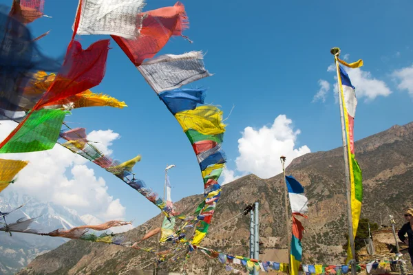 Annapurna devre üzerinde renkli bayrakları — Stok fotoğraf