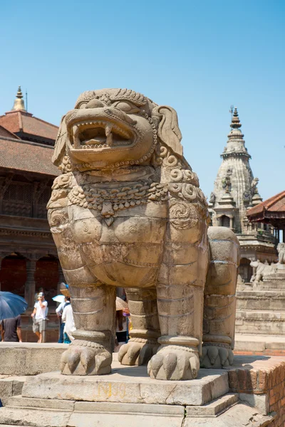 Stone lions gate op een Durbar square, Nepal — Stockfoto