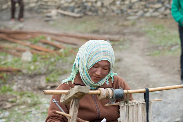 Niezidentyfikowane miejscową kobietę z kądzieli — Zdjęcie stockowe