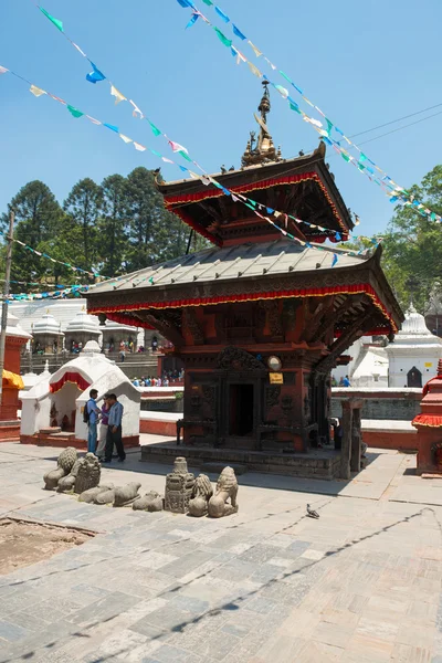 Templo en la entrada en el puente — Foto de Stock