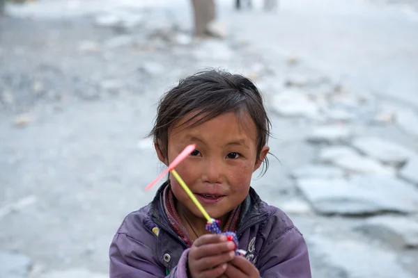 Little girl in a small mountain village — Stock Photo, Image