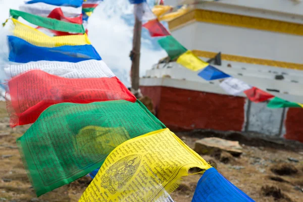 Буддийская ступа с красочными флагами — стоковое фото
