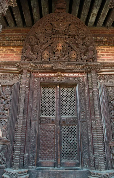 Vyřezávané dveře v Bhaktapuru — Stock fotografie