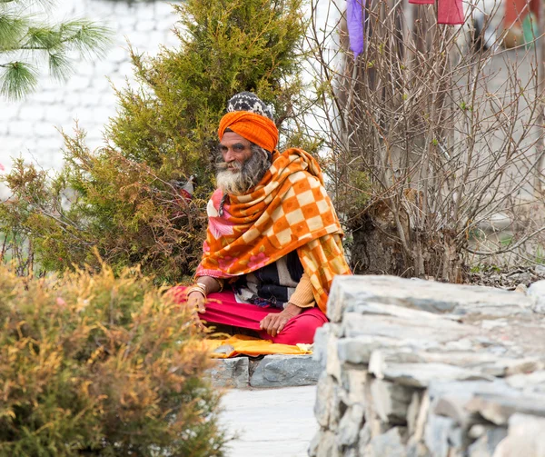 Bir Muktinath tapınağında tanımlanamayan yerel adam — Stok fotoğraf