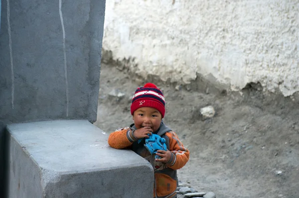 Malý chlapec v malé horské vesničce Royalty Free Stock Obrázky
