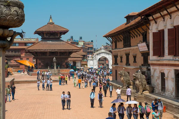 Turisté navštívili Durbar náměstí Bhaktapuru Stock Snímky