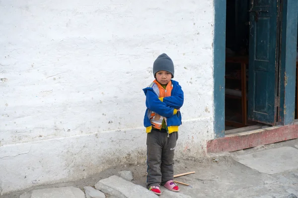 在一个小山村里的小男孩 免版税图库图片