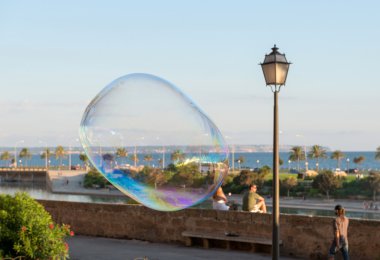İnsan yapımı dev sabun köpüğü Palma de Mallorca,