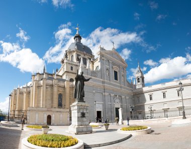 Papa John Paul II heykeli en yakın Santa Maria la Real de La Almudena