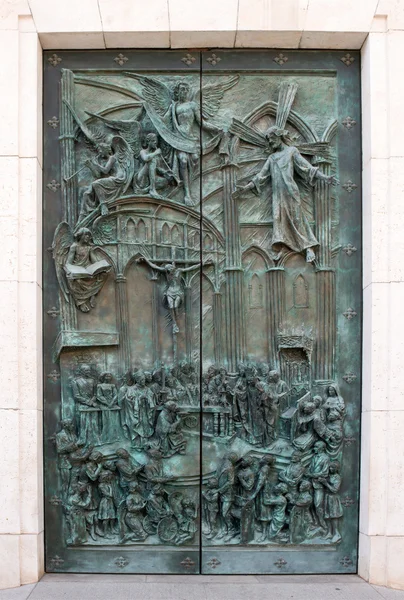 Old door in Santa Maria la Real de La Almudena — Stock Photo, Image